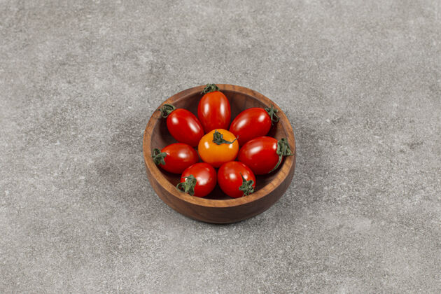 烹饪木碗里新鲜樱桃番茄的俯视图烹饪自然排列