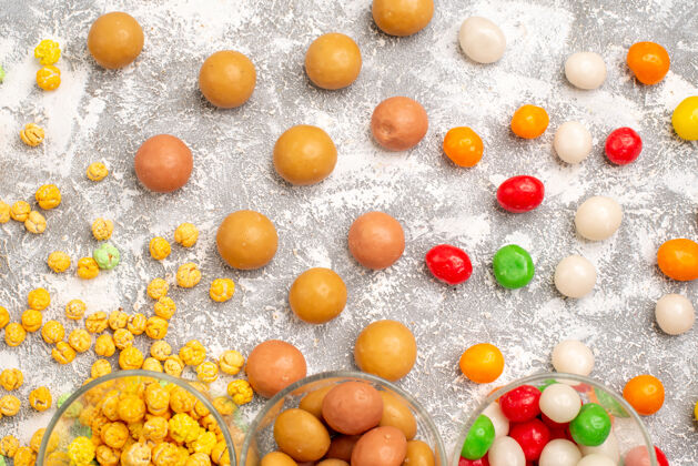 糖不同糖果的俯视图白色表面上五颜六色的糖果美味水果食品