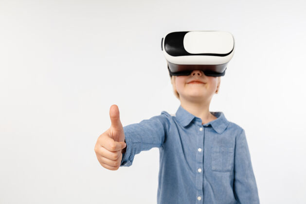 科学最酷的情感穿着牛仔裤和衬衫的小女孩或孩子 在白色工作室背景上隔离虚拟现实耳机眼镜尖端技术的概念 视频游戏 创新软件数字视觉