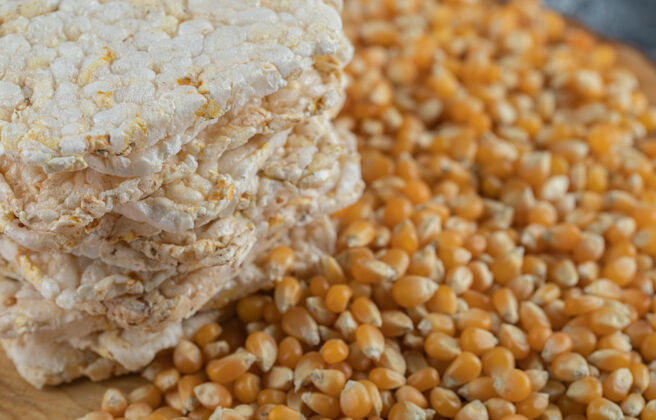 谷类一堆美味的脆面包和生玉米在模糊中食品有机脆的