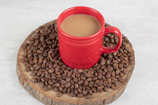咖啡一杯红咖啡 咖啡豆放在木片上营养香气食物