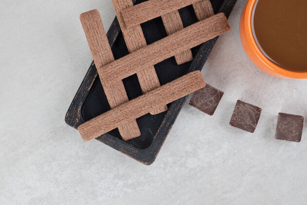 巧克力咖啡 饼干和苦巧克力放在大理石表面配料苦味美味