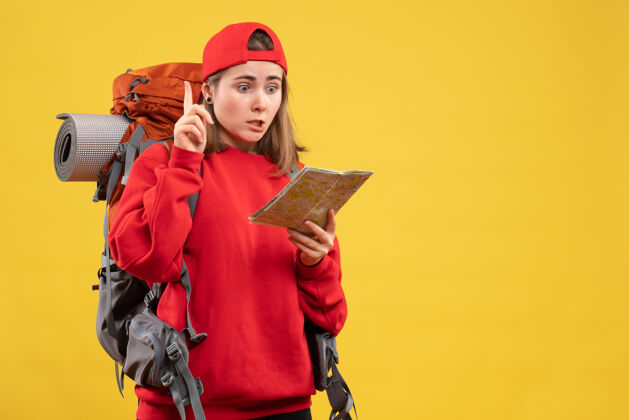 服装正面图女背包客拿着旅游地图惊讶地提出了一个想法或问题人帽子问题