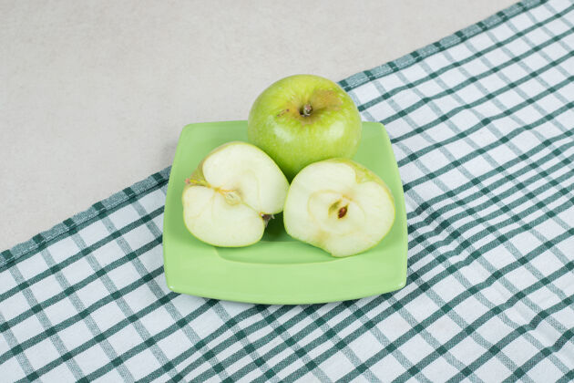 食品在绿盘子上切半个青苹果有机水果配料