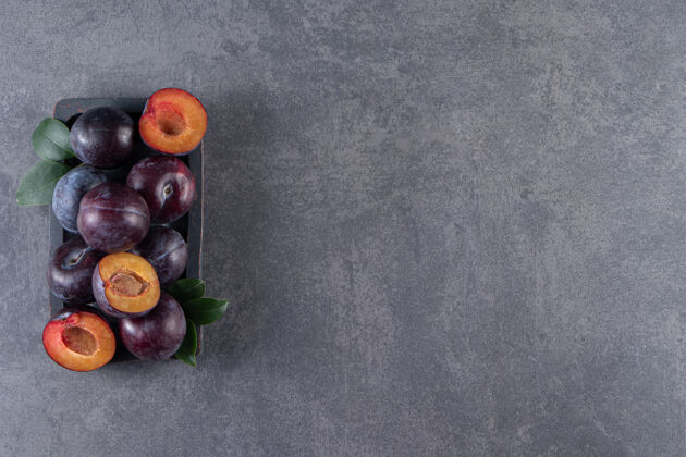 营养整个和切片多汁的红梅水果放在木板上有机李子半