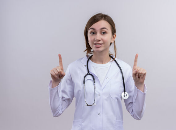 听诊器印象深刻的年轻女医生穿着医用长袍和听诊器与提高手指复制空间提高医生女性