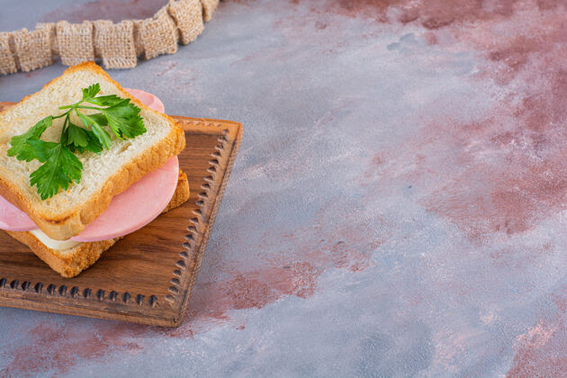 板自制三明治放在木板上 放在大理石表面面包蔬菜新鲜