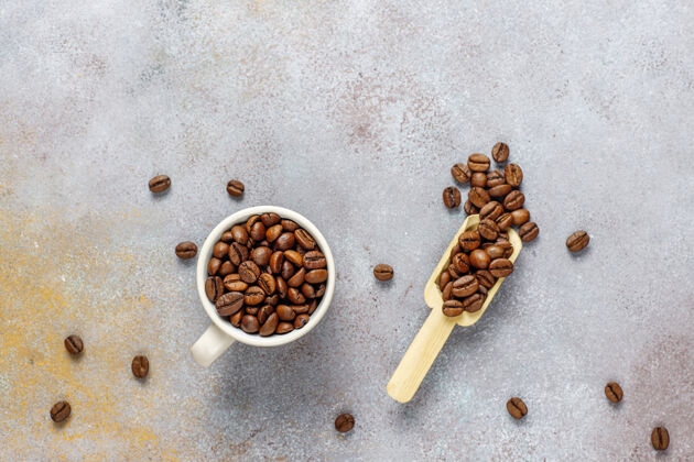 阿拉比卡咖啡豆和磨粉咖啡杯子豆类