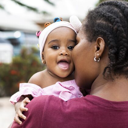 孩子非洲妈妈和小女孩近距离接触黑人非洲母亲
