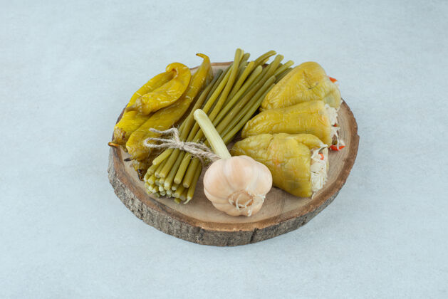 大蒜木片上的混合发酵蔬菜青菜食物胡椒