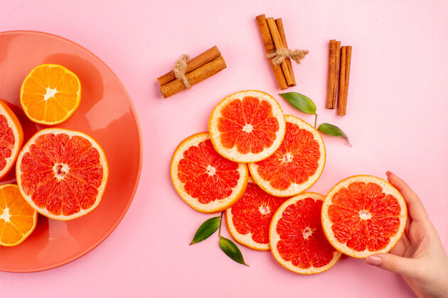 葡萄柚美味的葡萄柚和肉桂的粉红色表面多汁水果片俯视图饮食可食用水果食品