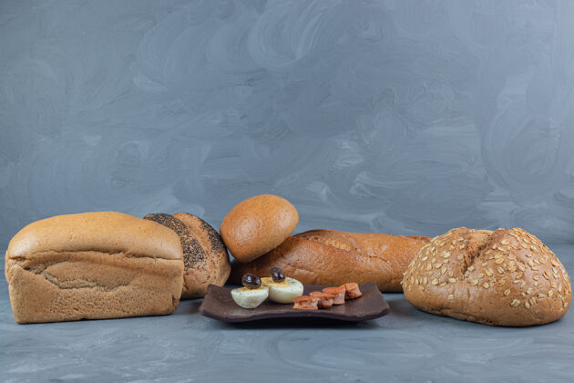 鸡蛋简陋的早餐布置在大理石桌上 四周是面包面包屑切片面包