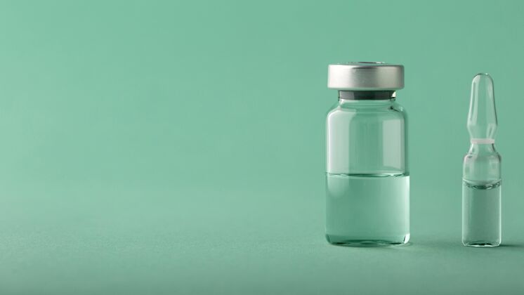 实验室绿色上的疫苗瓶排列健康医药实验室