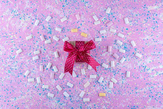 味道小礼品盒中间散布着泡泡束的五颜六色的表面包装泡泡糖片剂