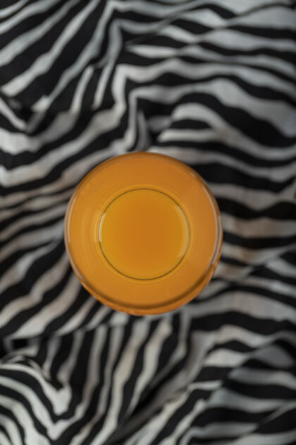 刷新一个盛着美味橙汁的玻璃罐水果新鲜水罐