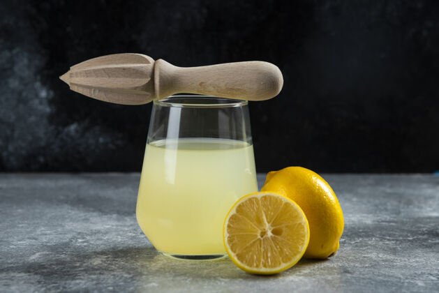水一杯柠檬汁和木铰刀自制美味柠檬
