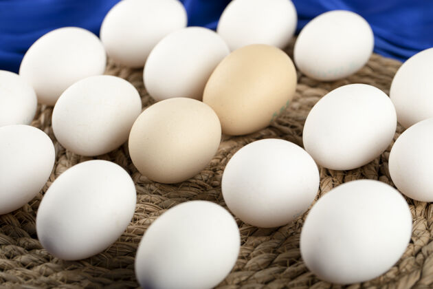生的一些棕色和白色的生鸡蛋生的乳制品蛋壳