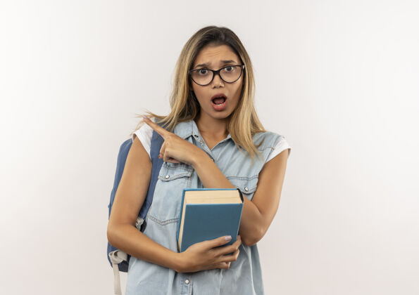 背印象深刻的年轻漂亮的女学生戴着眼镜 背着书包指着旁边的白色孤立指着印象壁板