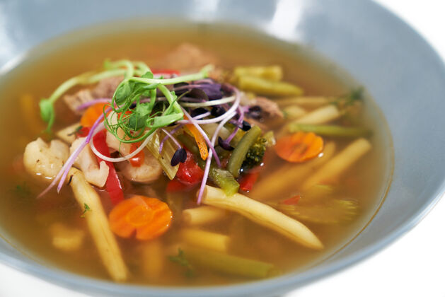 盘子健康蔬菜汤配不同的新鲜蔬菜西兰花午餐美味