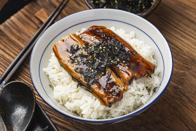鳗鱼日本鳗鱼烤米饭碗或unagidon-日本美食风格健康烤肉日本料理