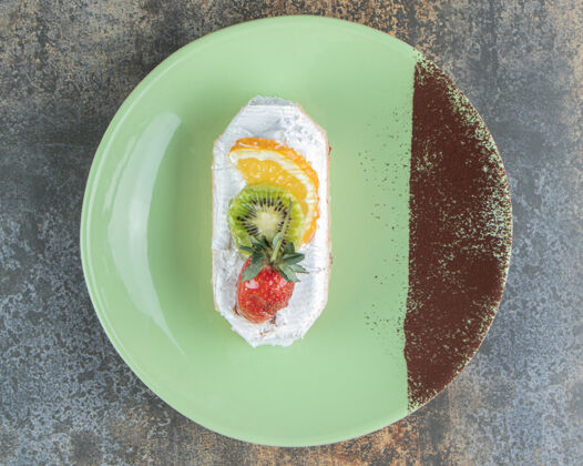 馅饼绿色盘子里放着水果 美味可口蛋糕食物霜