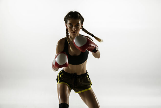训练适合白人女子在运动装拳击隔离白墙新手女子高加索拳击手训练和练习的运动和行动运动 健康的生活方式 运动的概念瘦微笑体重