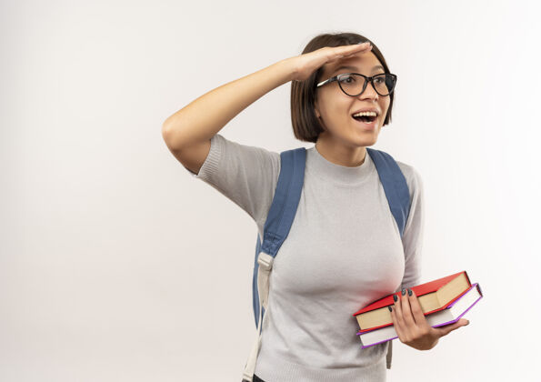距离印象深刻的年轻女学生戴着眼镜 背着书包 看着远处用手靠近额头的白色隔离额头背印象