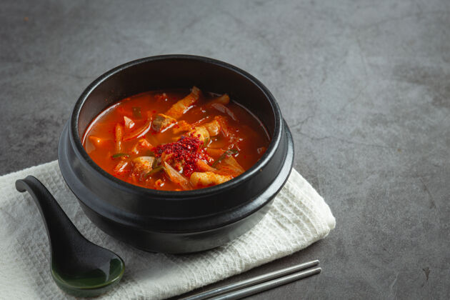 泡菜泡菜jikae或泡菜汤准备在碗里吃酱韩国菜中国菜