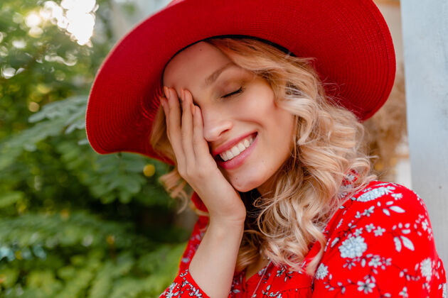 金发有吸引力的时尚金发微笑的妇女在草帽和衬衫夏季时尚装微笑特写肖像配饰帽子时尚