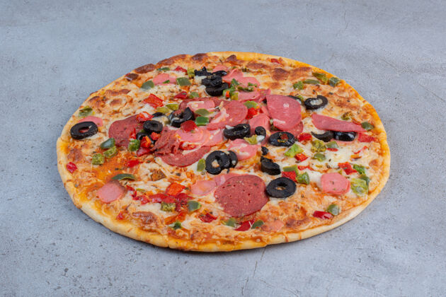 顶部美味的比萨饼展示在大理石背景上美味比萨饼晚餐