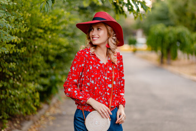 明亮美丽迷人的时尚金发微笑的女人在稻草红帽子和衬衫夏季时尚服装魅力配饰外表