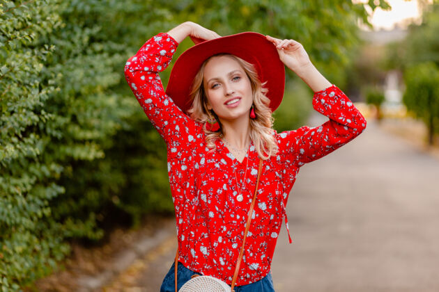 帽子美丽迷人的时尚金发微笑的女人在稻草红帽子和衬衫夏季时尚服装魅力时尚女士