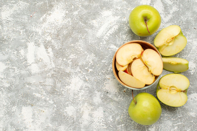 柠檬顶视图切碎的新鲜苹果放在白色的背景上 水果醇厚成熟苹果吃苹果生的