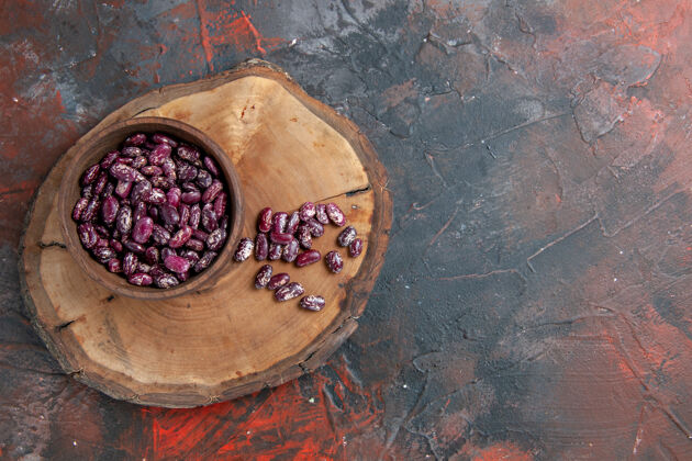 碗混合色桌子上木制托盘上棕色碗中的即食黑豆的水平视图食物盘子豆子