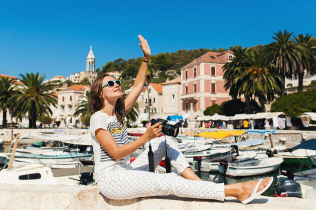 快乐迷人的女人在欧洲海边度假 在游轮上用相机拍照年轻乐趣城市