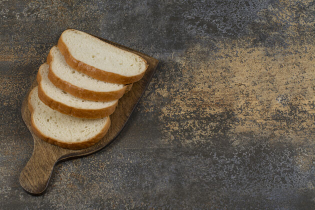 食物新鲜的切片面包放在木板上小麦早餐烘焙