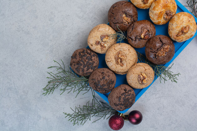 饼干蓝色盘子上有各种各样的饼干和圣诞球可可美味美味