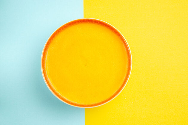顺滑碗里美味南瓜汤的俯视图调味料食谱南瓜汤
