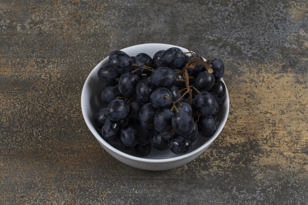 浆果白碗里的新鲜黑葡萄葡萄潮湿收获