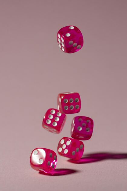 粉红色背景上掉落的粉红色机会幸运游戏