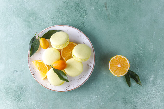 黄色柠檬杏仁饼配新鲜水果风味传统甜点