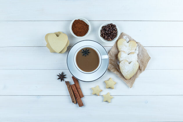 木头一些咖啡与饼干 香料 咖啡豆 磨咖啡在一个木杯背景 俯视图早晨豆类早餐