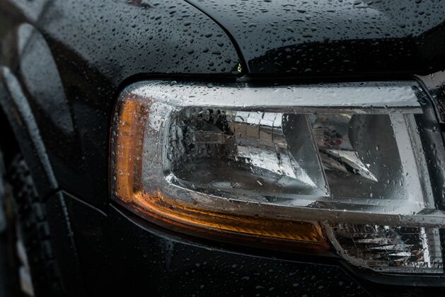 豪华被雨滴覆盖的汽车前灯特写镜头灯铬车辆