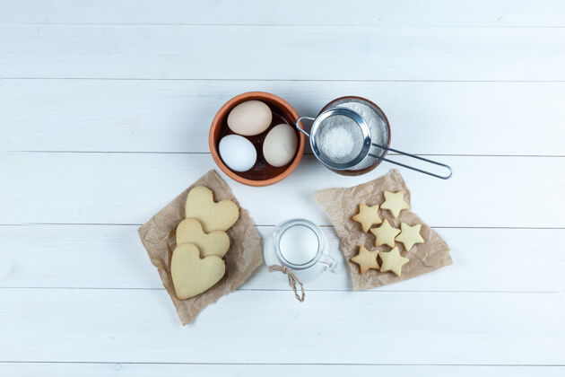 大流行一套饼干 牛奶 糖粉和鸡蛋在一个木制背景碗顶视图鸡蛋美国工作人员牛奶