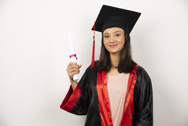 学历带着毕业证书的应届毕业生在白色背景上摆姿势女性年轻女性