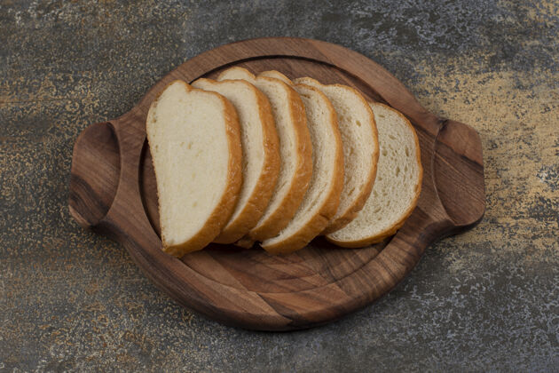 有机美味的白面包片放在木板上切片小吃美味