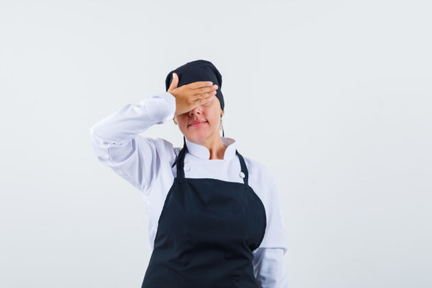 烹饪女厨师手拉着手 眼睛上穿着制服 围着围裙 面带羞耻之色 俯视前方魅力自然水疗