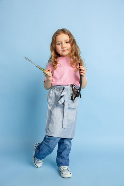 艺术家小女孩梦想着未来的裁缝职业高成为表演