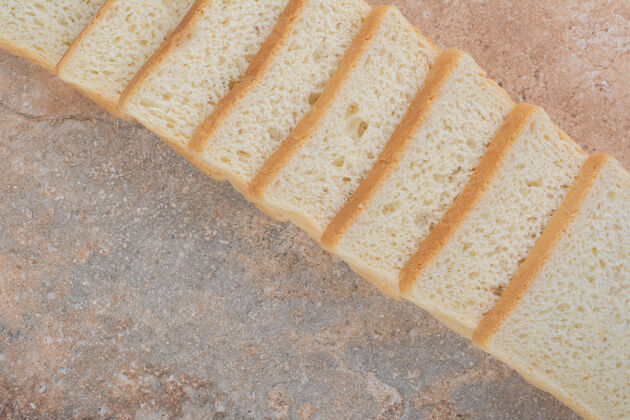 吐司大理石背景上的白色烤面包片新鲜面包房切片
