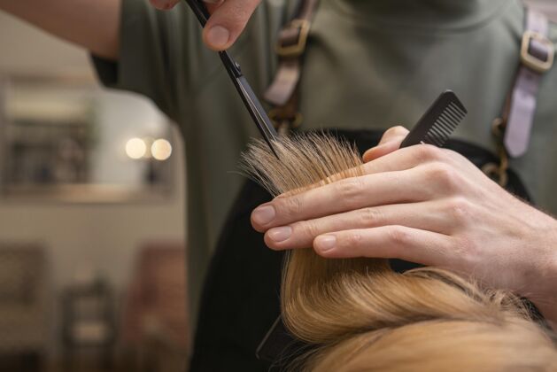 沙龙理发师在室内照顾客人的头发美容护理发型师